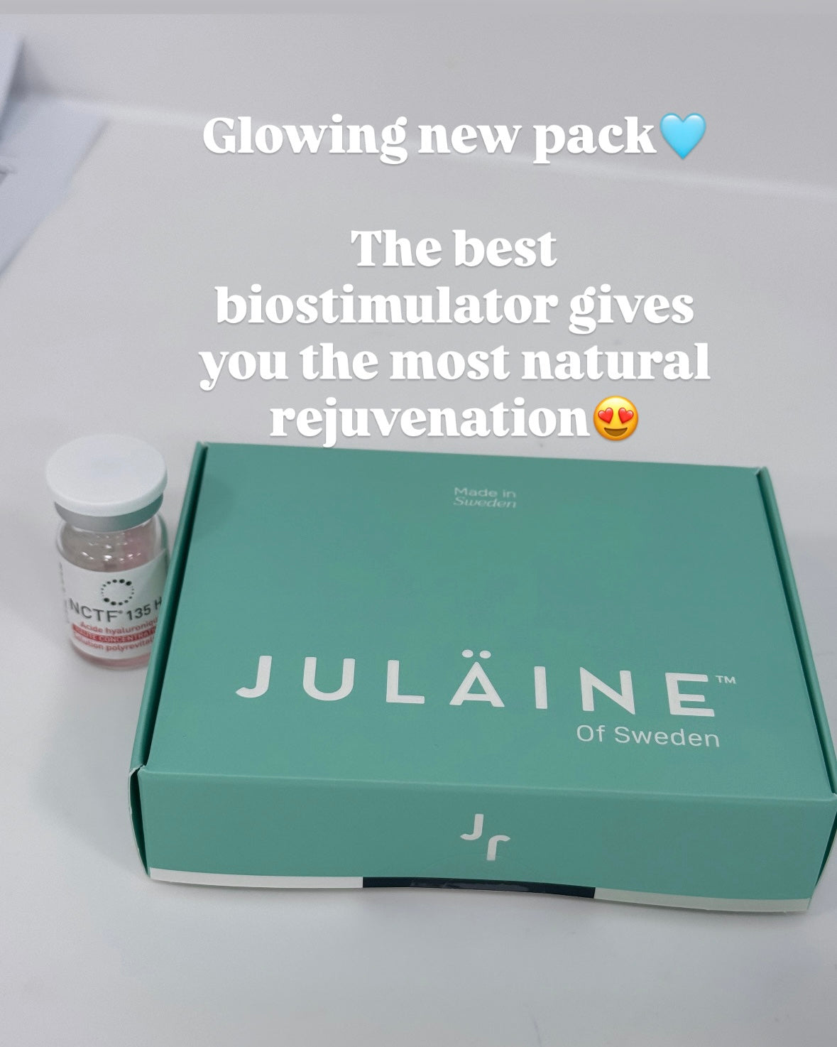 JULÄINE™ 新款青绿色包装盒，旁边为另一款透明质酸产品瓶，My Timeless 伦敦