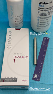 babyGLOW™ 治疗准备：TEOSYAL® Redensity 1 包装盒、Teoxane 术后舒缓液与测量尺