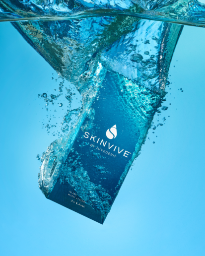 SKINVIVE™ 乔雅登水光针包装盒落入蓝色水中，My Timeless 伦敦