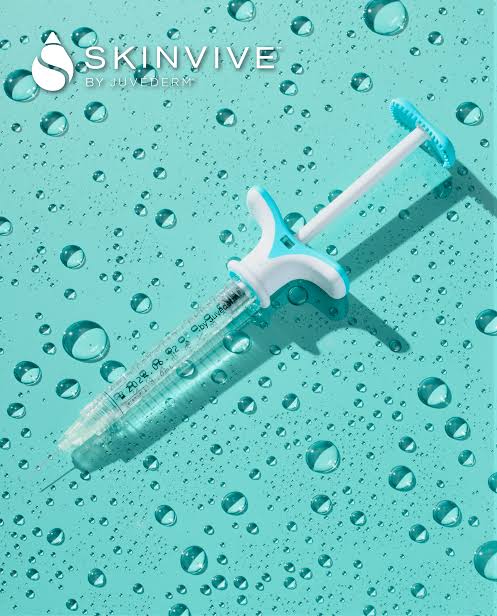 SKINVIVE™ 乔雅登水光针预充式注射器与水珠背景，My Timeless 伦敦